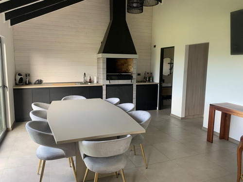 Casa En Venta De 4 Dorm. En Puerto Varas
