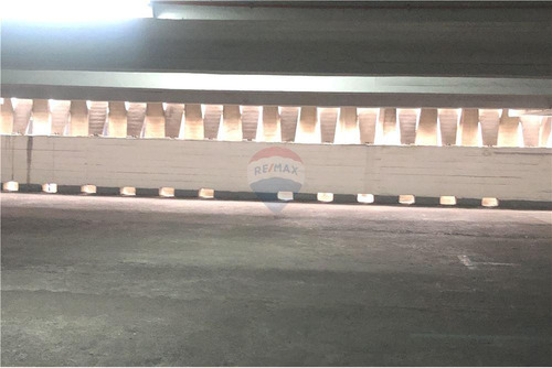 ¡estacionamiento En El Centro De Santiago!