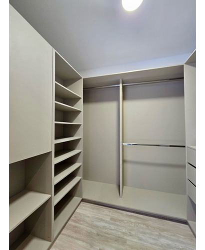 Apartamento En Alquiler 250 M2.- Urb. La Castellana