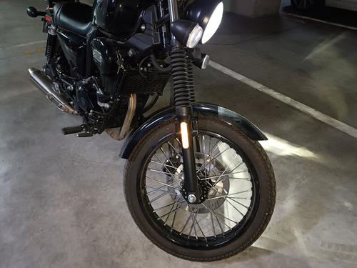 Hermosa Moto De Color Negro, Con Dos Cascos, Funda Y Candado
