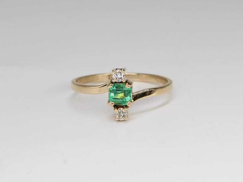 Anillo Solitario Para Dama Con Diamantes Y Esmeralda.