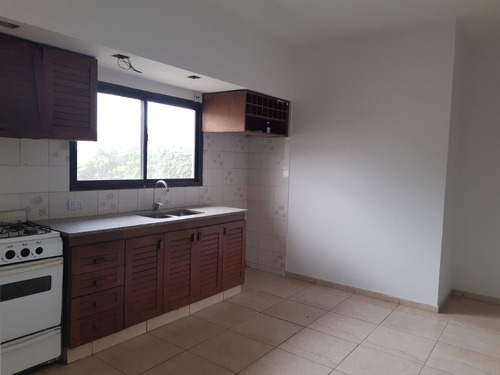 Chalet C/local Comercial Y Sótano, 3 Plantas Sobre Hipolito Yrigoyen Glew