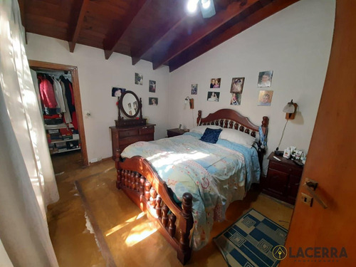 Casa 5 Ambientes Con Cochera, Y Patio. A 2 Cuadras De Estacion