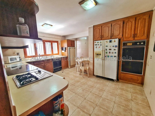 Casa En Venta Con Bello Jardin/ 3 Niveles, 6hab, 5puestos / Hr 25-13196