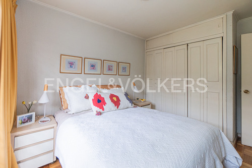 Casa En Tranquila Calle, Metro Manquehue (4d+serv+estar)