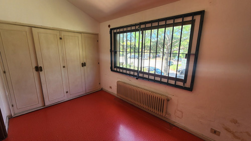 Casa Para Oficinas En Carrasco. Amplio Espacio Para Autos