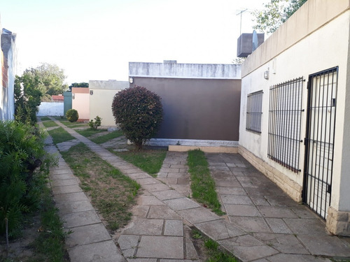 Imagen 14 de 19 de Tipo Casa 2 Amb. Buen Estado. Casa/chalet Sola En Lote | Santa Teresita
