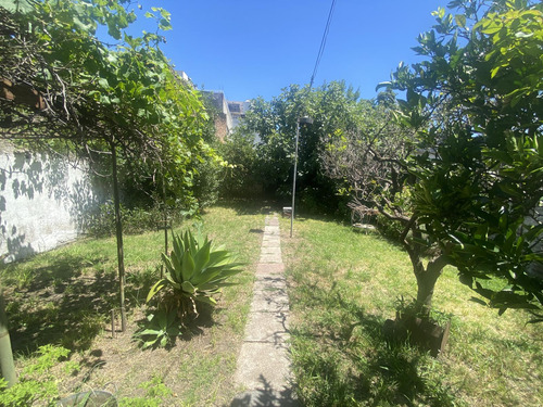 Venta Casa 2 Dormitorios Con Garage Y Jardin En Monte Castro-para Reciclar