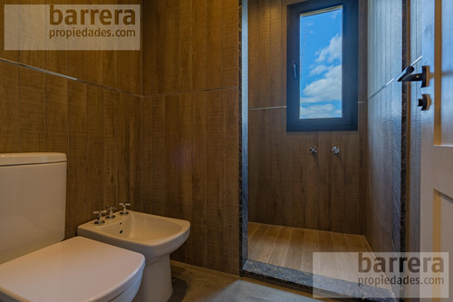 Chalet Estilo Granja Americana De Inmejorable Calidad