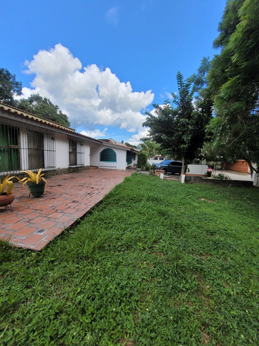Se Vende Impecable Casa En La Urbanizacion La Entrada Ii
