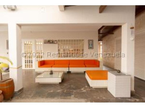 #23-26069 Espectacular Casa Ubicada La Urbanizacion Prados Del Este