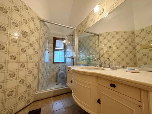 Excelente Casa En Venta De 5 Dormitorios En Lugano, Punta Del Este.