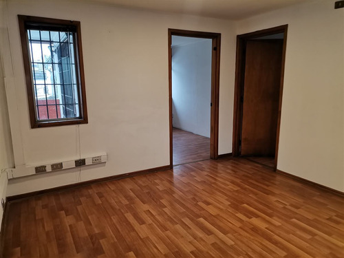 Casa En Arriendo De 7 Dorm. En Providencia