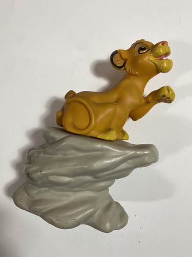 Figura Hueca Disney El Rey León Simba En Roca (Usado)