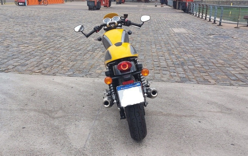 Moto Triumph Street Cup 900