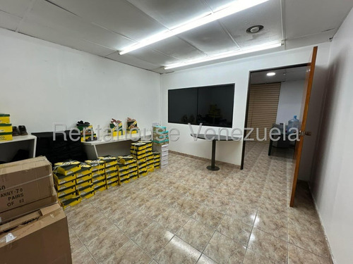 Edificio Industrial En Alquiler En Catia Con Montacarga Y Electricidad 440 Ideal Para Fabricas Depositos Distribuidores Con Showroom Exhibicion Galpon Oficinas Deposito Importadores 25-10144