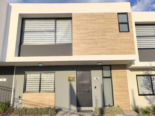 Casa Nueva En Querétaro Con Recámara Y Baño Privado En Planta Baja