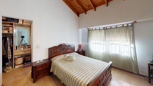 Casa Chalet En Venta O Permuta Ubicado En Francisco Álvarez, Moreno, G.b.a. Zona Oeste