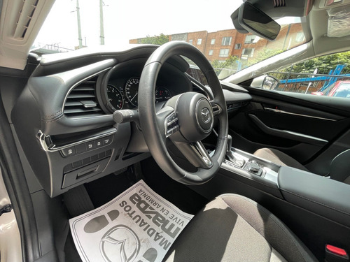 Imagen 16 de 24 de Mazda 3 Sedan Touring At Hibrido 2.0 2023