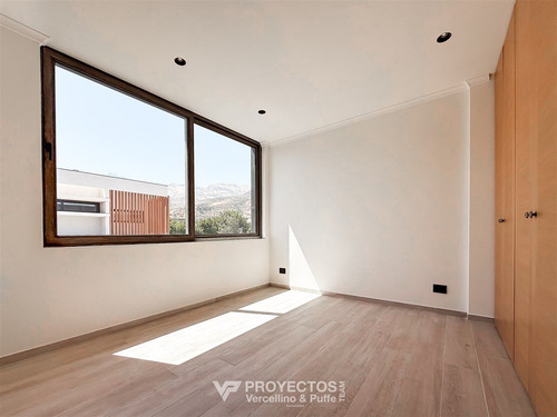 Moderna Y Espaciosa Casa Con Piscina, Jardín Y Quincho