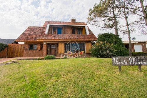 Casa En Alquiler Temporal En Piriapolis, Frente Al Mar. Con 3 Dormitorios, Dos Baños. Parrillero Cubierto. Ideal Para Disfrutar En Familia.