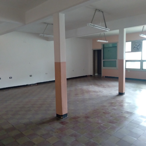 Imagen 4 de 18 de Local Amplio Con Oficina Con Baño Y Dos Vestuarios Con Baños Fondo Libre Con Parrilla.