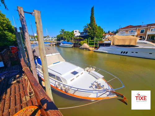 Marina Del Sol. Impresionante Casa De Estilo De 600 M2 Cubiertos Con Amarra Propia.