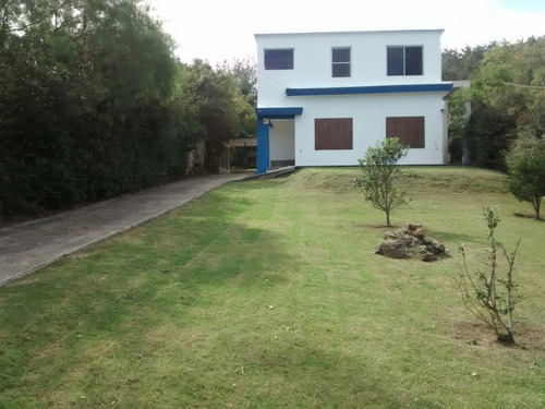 Casa De 2 Plantas Con Pool, Parrillero Y Amplio Terreno.