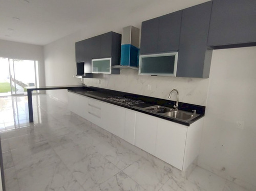 Casa Minimalista En Un Solo Nivel En Venta, En Brisas De Cuernavaca