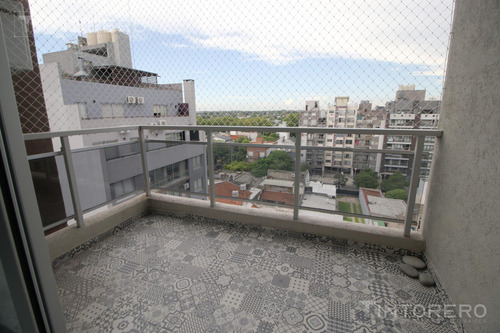Departamento En Venta De 4 Ambientes Con Balcón Aterrazado Y 3 Cocheras Cubiertas En Morón.