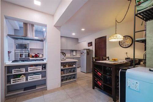 Casa En Venta De 5 Dorm. En Lo Barnechea