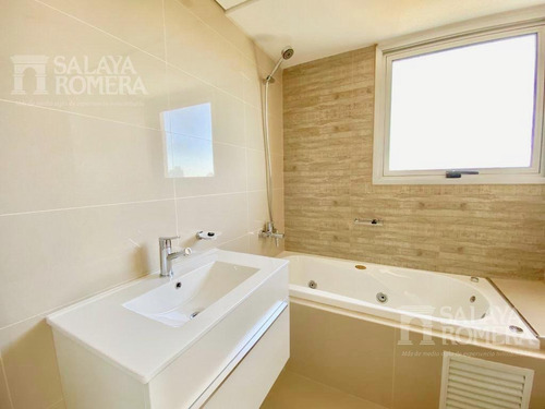 Imagen 14 de 25 de Venta Departamento En Playa Brava, Torre De Categoria, 2 Dormitorios Dependencia De Servicio