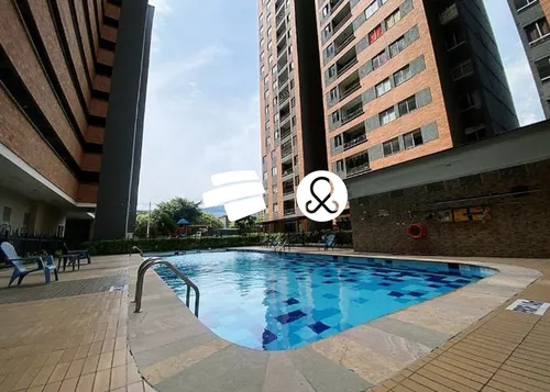Apartamento Con Parqueadero Privado Y Cuarto Útil.