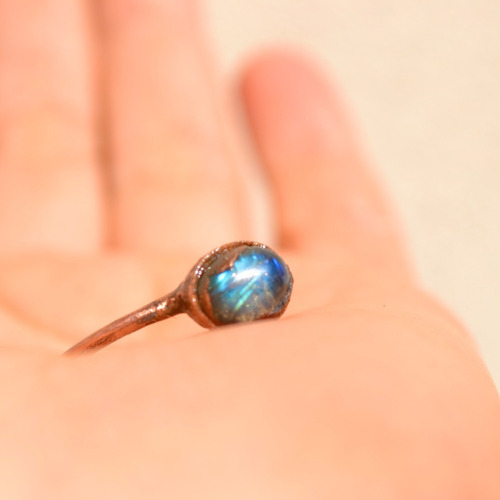 Imagen 3 de 7 de Anillo Solitario Labradorita, Cobre, Piedra Natural En Bruto