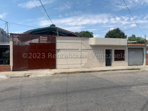  Arnaldo López  Vende  Casa  Y Galpón En Zona Comercial En  El Centro De  Barquisimeto  Lara, Venezuela.  3 Dormitorios  3 Baños  605 M² 