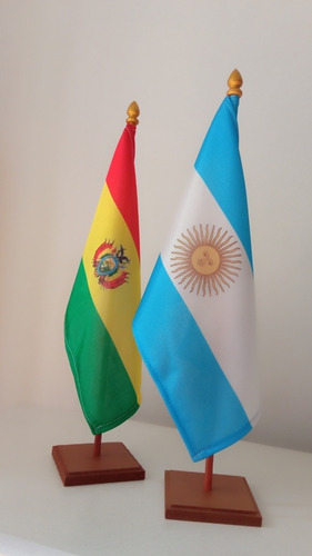 2 Banderas Con Base Y Mastil Argentina (1) Bolivia (1)