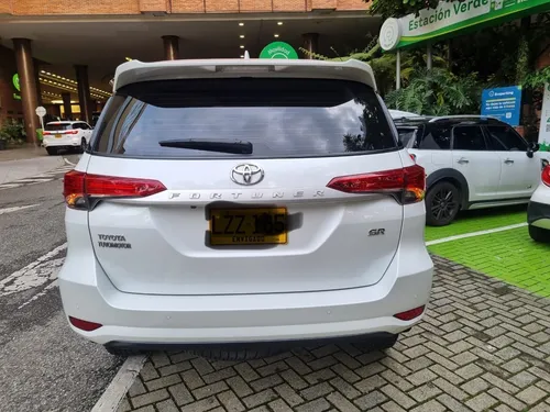 Toyota Fortuner 2.4l Sr Tp 2.4cc Td 7ab 4x2 2023 Único Dueño