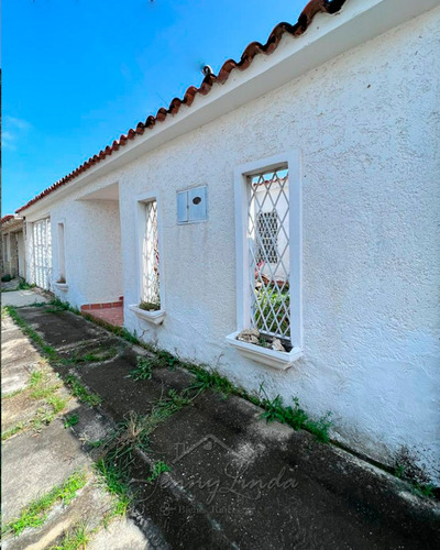 Venta Urb. La Macarena, Palo Negro, Casa 136 Metros Estado Aragua Conjunto Cerrado