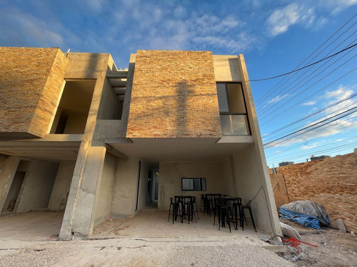 Townhouse En Venta Cerca Del Periférico De Mérida | Cholul