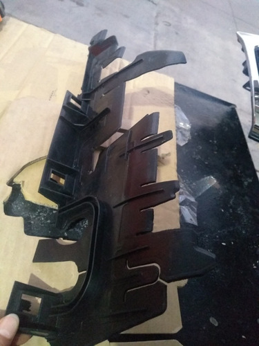 Deflector Marco Radiador Derecho Jetta 2011-2018 (Usado)