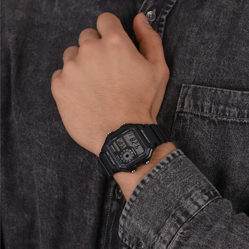 Reloj de pulsera Casio Digital AE-1200 de cuerpo color negro, digital, fondo gris, con correa de resina color negro, dial negro, subesferas color gris y negro, minutero/segundero negro, bisel color negro y hebilla simple