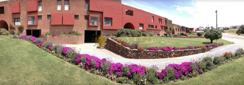 Apartamento En Muy Buena Ubicacion En Manantiales, De 3 Dor, 2 Baños Mas Toilete, 2 Terrazas Y Garaje. Consulte!!!!!!!!- Ref: 2256