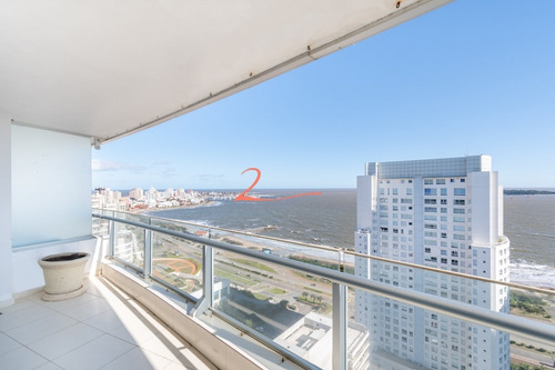 Venta De Apartamento Piso Alto A Pasos De Playa Mansa, Tres Dormitorios Más Servicio- Ref: 5332