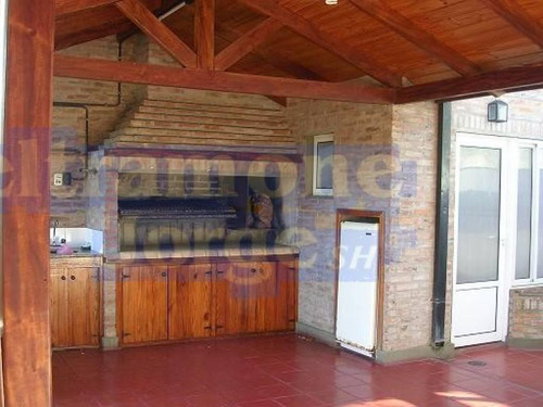 Hermoso Chalet De 2/3 Dormitorios Con Jardín, Quincho Y Piscina. Oportunidad