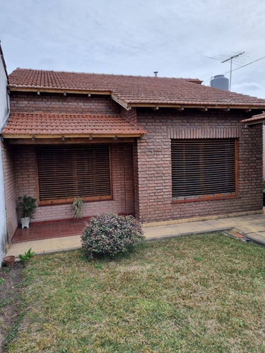 Venta Casa 3 Ambientes -cochera- Quincho -patio-castelar