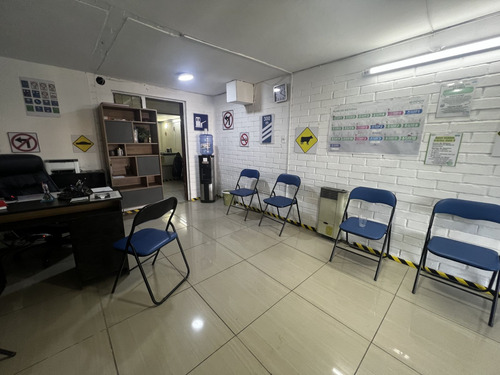 Casa Con Local Comercial 1d+2b Regularizada. Calle Av. Gabri