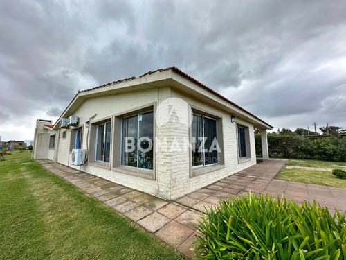 Casa En Venta En Barra De Portezuelo. Con Vista Al Mar Y Gran Metraje De Terreno - Acepta Banco. A 350 Metros De La Playa.