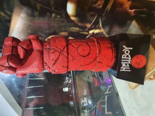 Mão Do Hellboy Com Base 75 Cm
