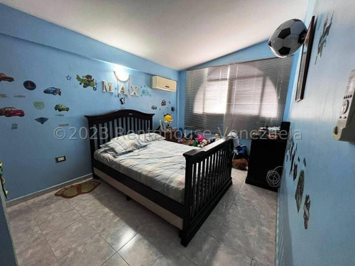 Estupenda Casa Quinta En Venta, Amoblada, Urb. Guaracarima, La Victoria, 25-12307 Mv