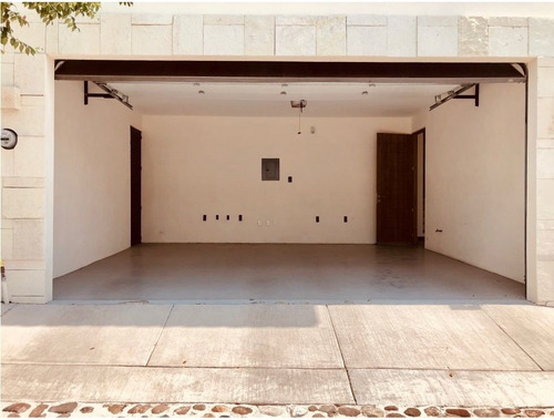 Venta De Casa Estilo Contemporánea El Refugio Ycc